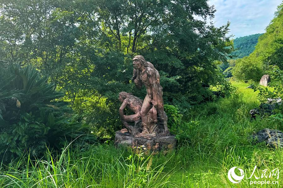 從20萬年前至3、4萬年前，都有不同時期的遠古人類在萬壽巖遺址生活，他們在這里保留了大量生活信息。人民網 李唯一攝