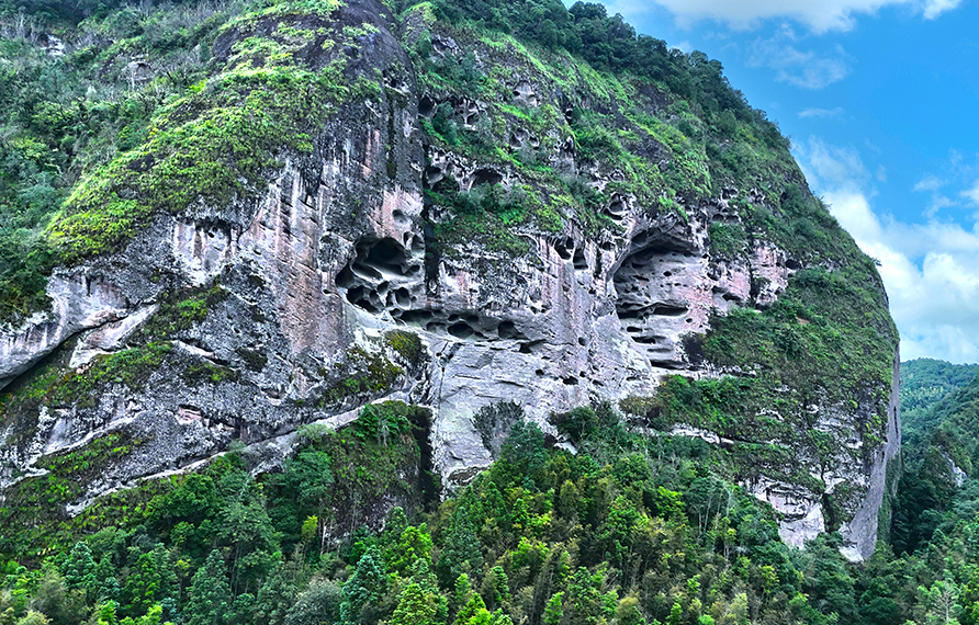 丹霞地貌山體上的千溝萬壑由自然風化而成