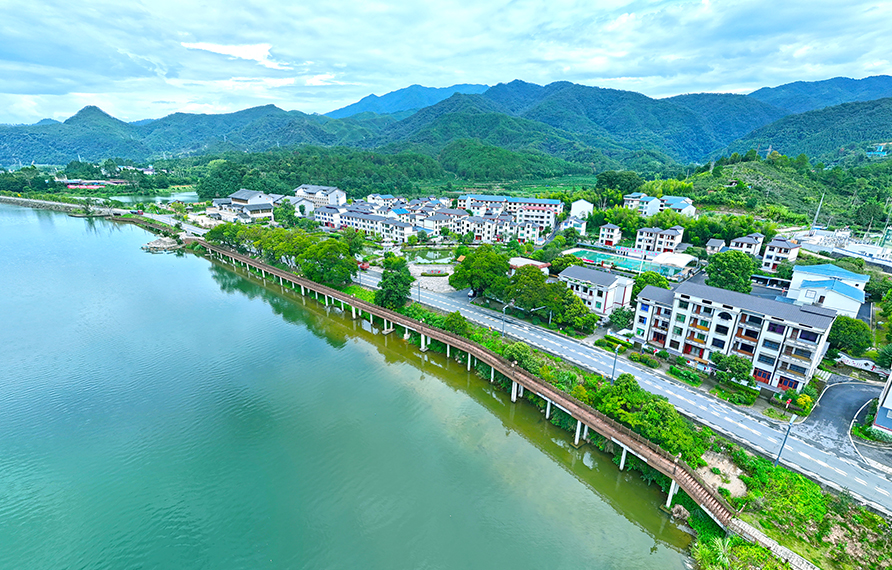 常口村青山環(huán)抱、綠水穿流