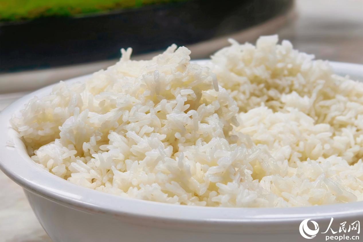 河龍貢米煮成米飯后清香醇厚，飯軟而不粘，涼飯不返生。人民網(wǎng) 楊灝昱攝