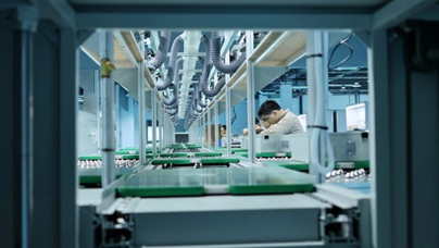 “1+1>2”的老區(qū)振興路這家公司的數(shù)字化生產(chǎn)線，通過建設(shè)自動(dòng)化產(chǎn)線和綜合實(shí)驗(yàn)室，預(yù)計(jì)2025年產(chǎn)值超1億元，前三年累計(jì)產(chǎn)值3.5億元，稅收貢獻(xiàn)超1000萬元。