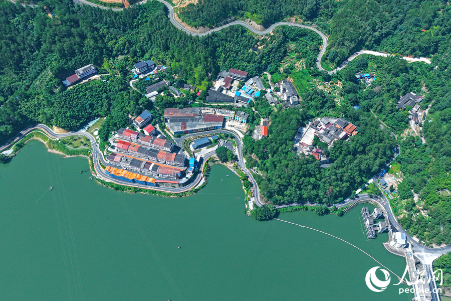 從空中看紫陽湖像一塊碧綠的翡翠。人民網(wǎng) 李昌乾攝