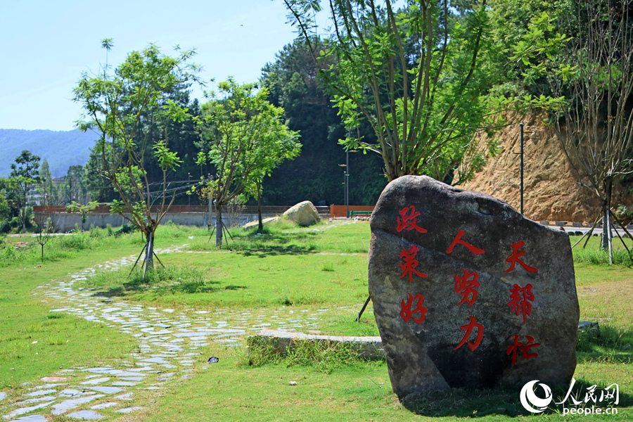 湖畔小公園。人民網(wǎng) 李昌乾攝