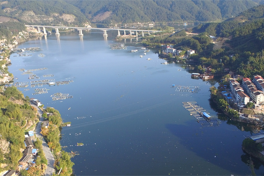 整治前，紫陽湖湖面網(wǎng)箱眾多，影響生態(tài)環(huán)境。尤溪縣融媒體中心供圖