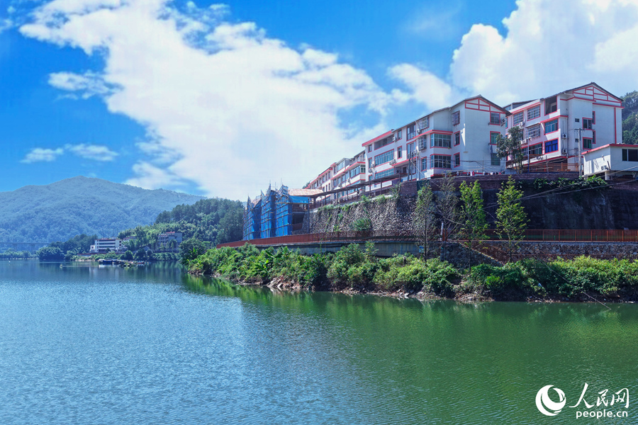 整體提升后的大瀨坂村水清岸綠。人民網(wǎng) 李昌乾攝