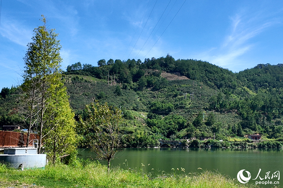 如今，曾讓人避之不及的岸邊綠地成了村民游客休閑娛樂的上選。人民網(wǎng) 楊灝昱攝