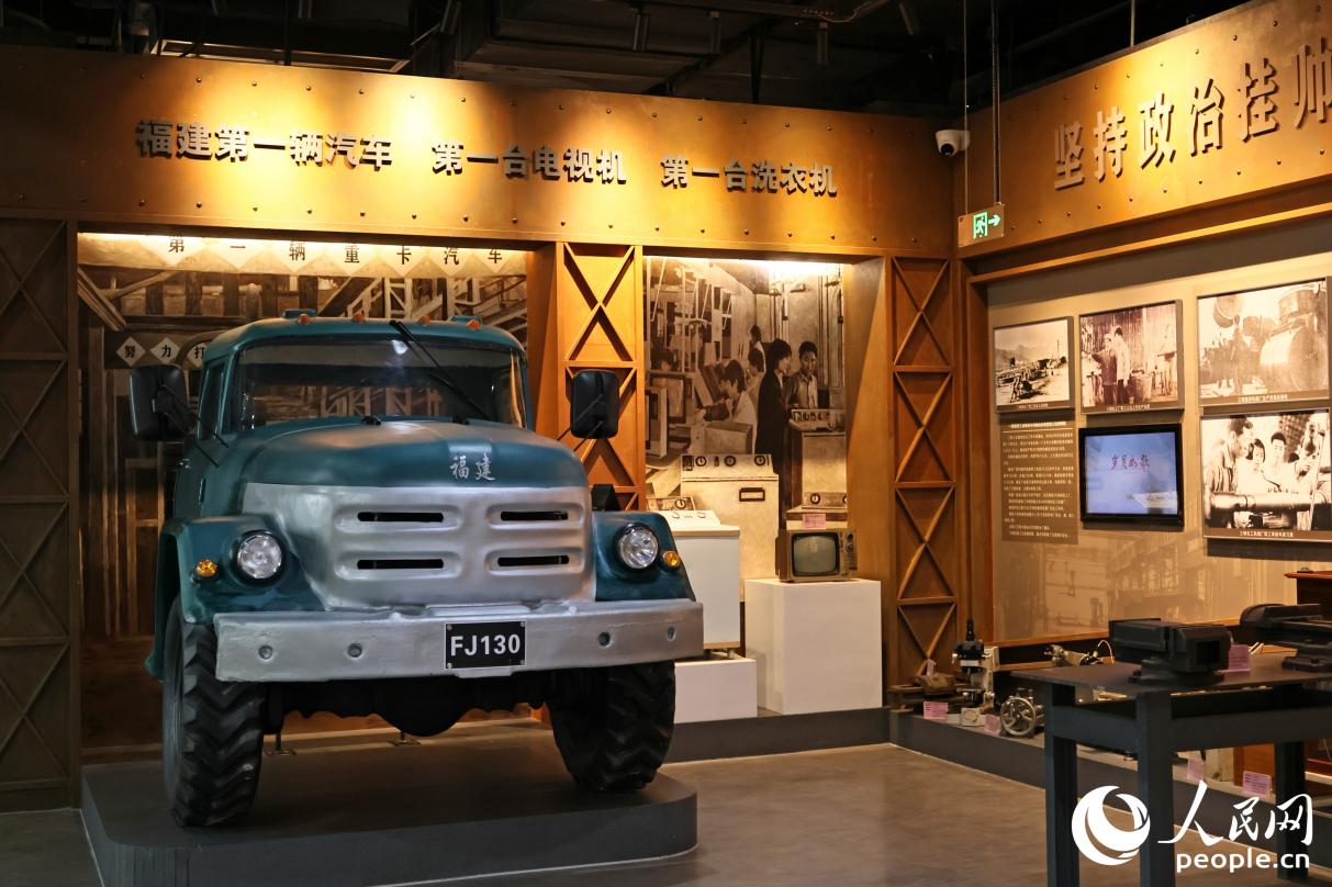 1958工業(yè)記憶館內展出的福建第一輛汽車（模型）。人民網 李昌乾攝