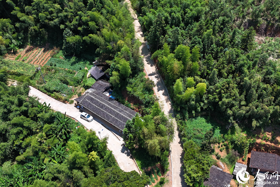 經(jīng)綜合整治后的村道已無污染之虞。人民網(wǎng) 李唯一攝