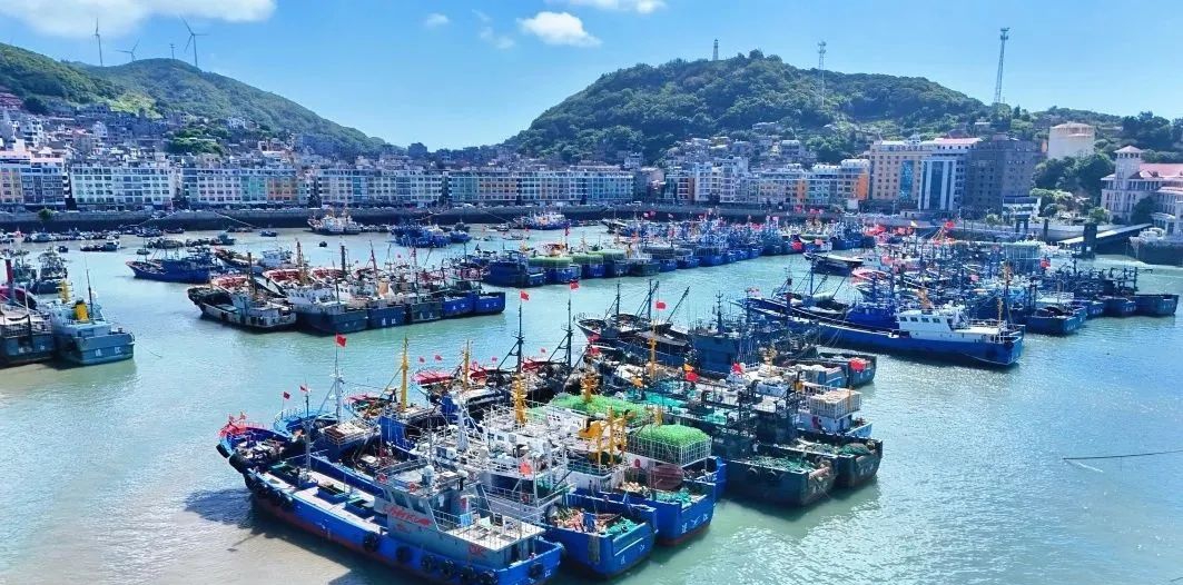 海面上，漁船蓄勢(shì)待發(fā)