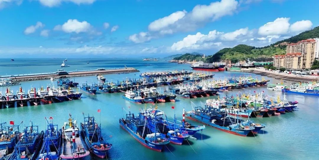 海面上，漁船蓄勢(shì)待發(fā)