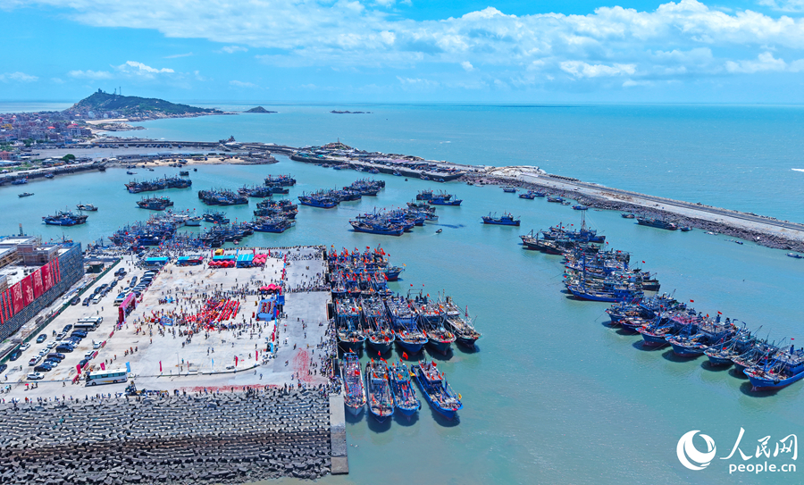 ?？吭诨莅部h崇武國家級(jí)中心漁港的漁船蓄勢待發(fā)。人民網(wǎng) 李昌乾攝