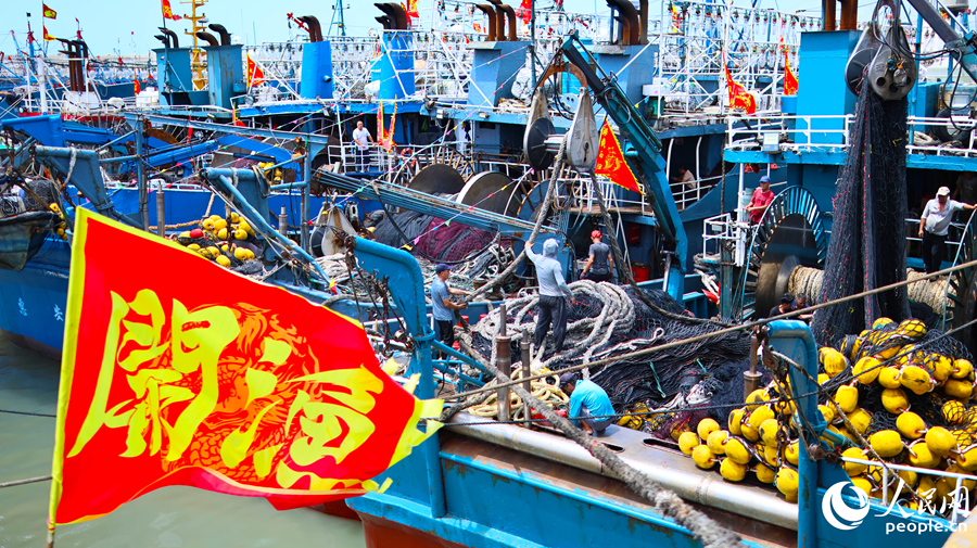 漁民們?cè)谧龀龊Ｇ暗淖詈鬁?zhǔn)備。人民網(wǎng) 李昌乾攝