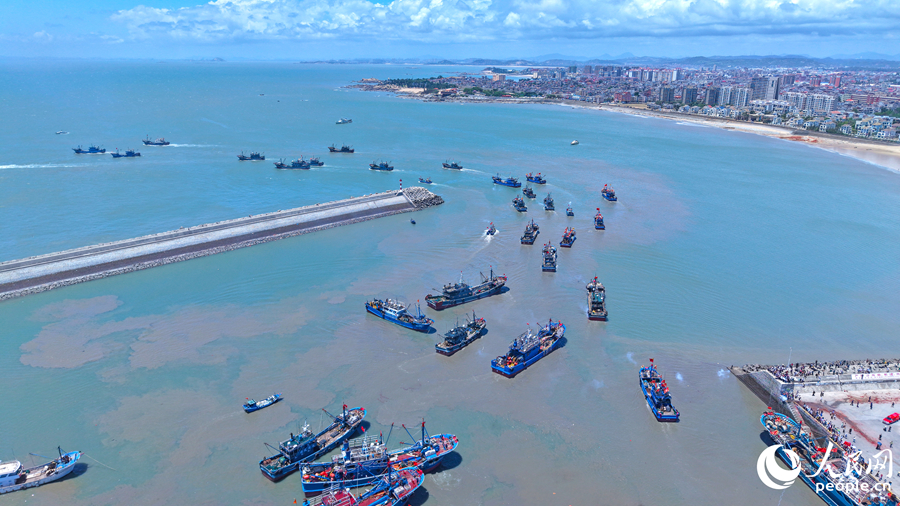 惠安縣526艘漁船爭“鮮”出海。人民網(wǎng) 李昌乾攝