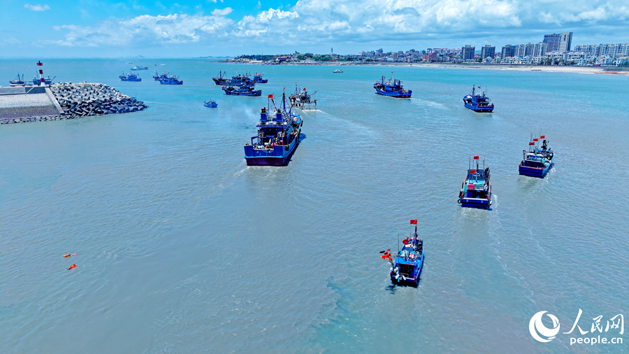 惠安縣526艘漁船向各大漁場進(jìn)發(fā)。人民網(wǎng) 李昌乾攝