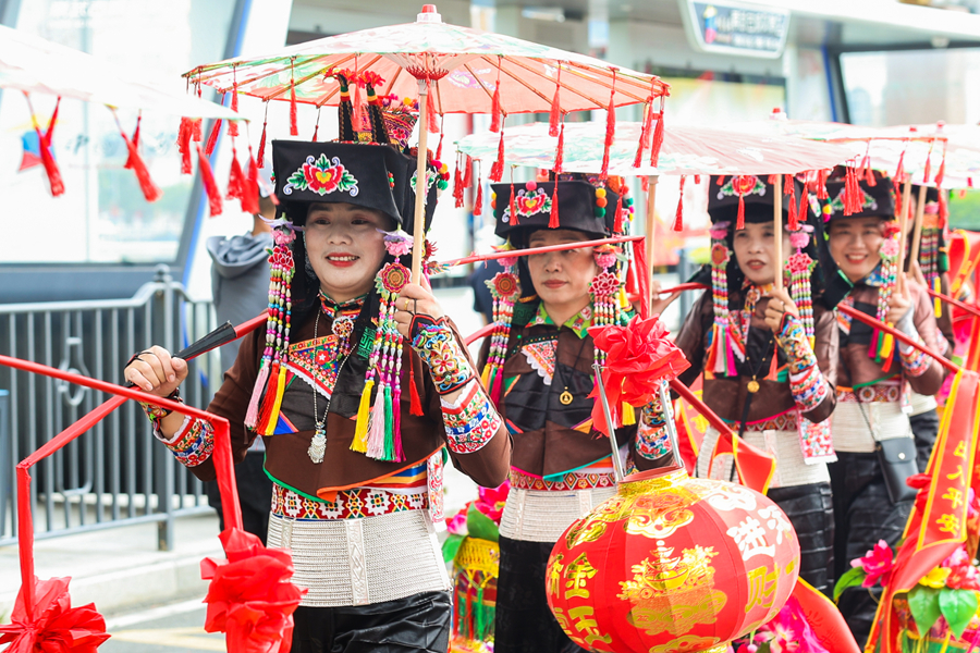 惠女挑花燈參與開漁節(jié)巡游。中共惠安縣委宣傳部供圖