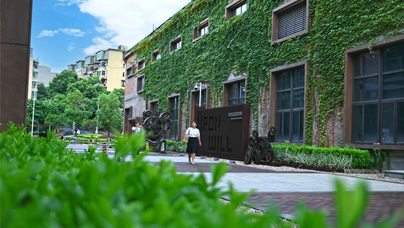 老廠房里有“新”事六十七載歲月遠(yuǎn)去，這片鋼鐵工業(yè)園區(qū)仿佛一位歷經(jīng)滄桑的“講述者”，靜靜訴說著三明“工業(yè)立市”的往昔，更映照著如今“綠色發(fā)展”的新篇。