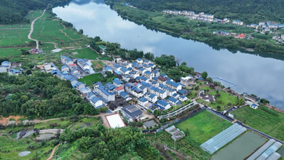 一條生態(tài)河“淌”出“金娃娃”位于金溪河畔的常口村，青山環(huán)抱、綠水相依。村頭，800畝生機(jī)勃勃的橙園里，青翠的果實(shí)綴滿枝頭，在陽光下積蓄著甜蜜。