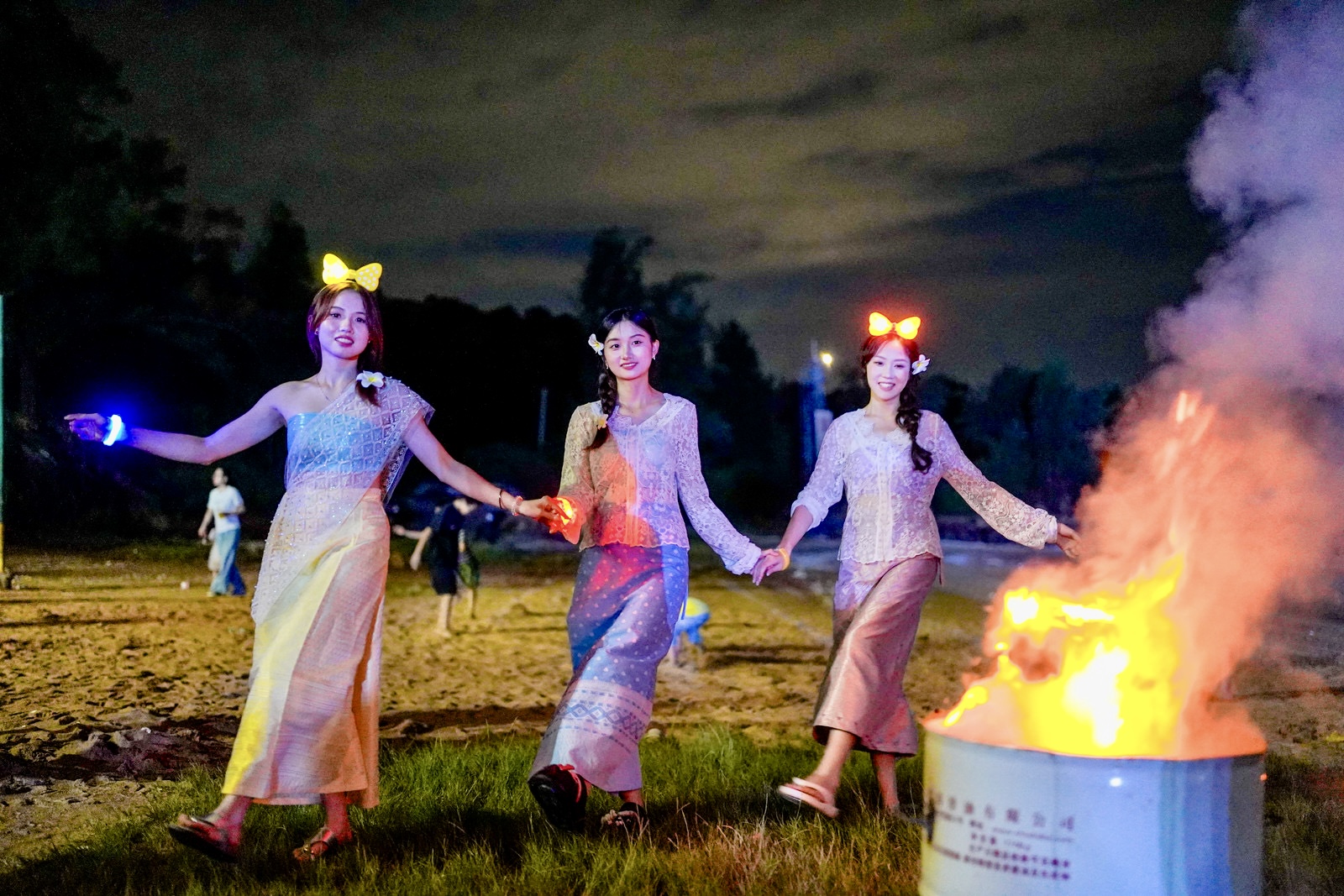 身著小娘惹服飾，跳起傳統(tǒng)舞蹈