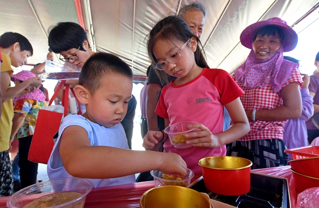 活動(dòng)現(xiàn)場，孩子們正在品嘗南埔特色美食