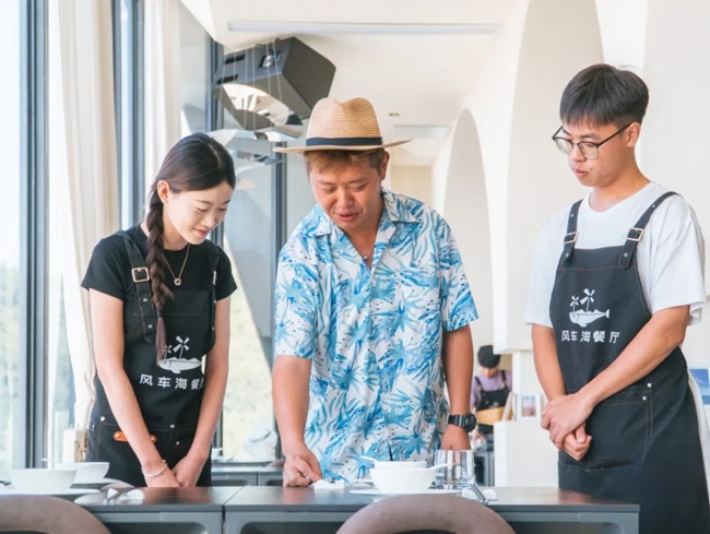 青年學(xué)子在民宿實(shí)習(xí)