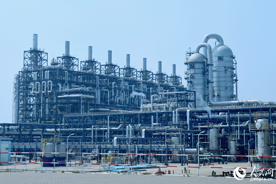 銀塔巍峨，樁基林立，園區(qū)處處“鋼筋鐵骨”。人民網(wǎng) 李昌乾攝