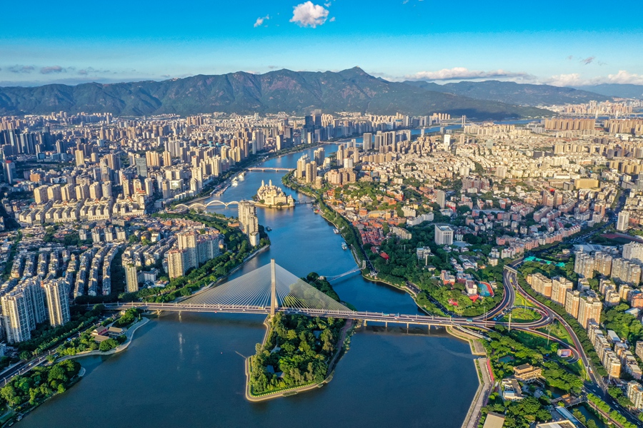 一江碧水向東流。顏家蔚攝