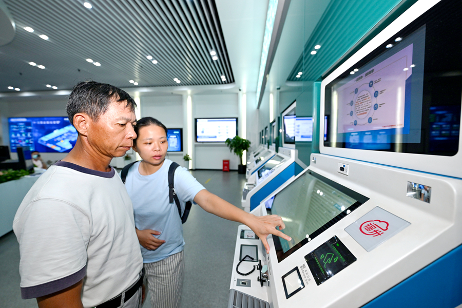 市民在福州市行政服務(wù)中心自助辦理業(yè)務(wù)。池遠(yuǎn)攝