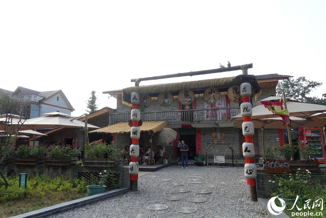 改造后的“外婆家小院”保留了院落原有格局和鄉(xiāng)土元素，懷舊風格喚起了許多人心底的記憶與鄉(xiāng)愁。人民網(wǎng) 謝星宇攝