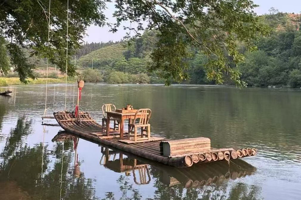 河面的竹筏、秋千與楓楊樹相映成趣，成了村里的熱門拍照打卡點。受訪者供圖