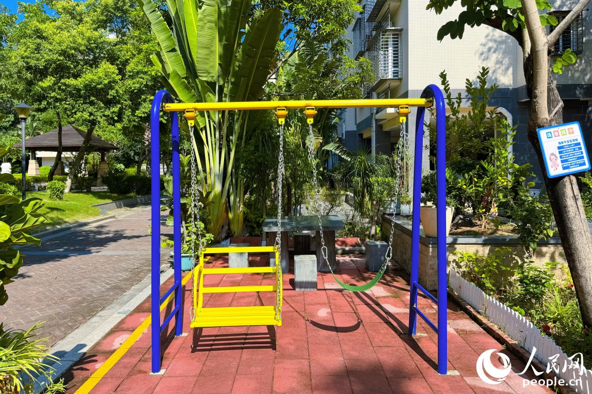 海韻華庭小區(qū)內(nèi)的器材設(shè)施。人民網(wǎng) 李唯一攝