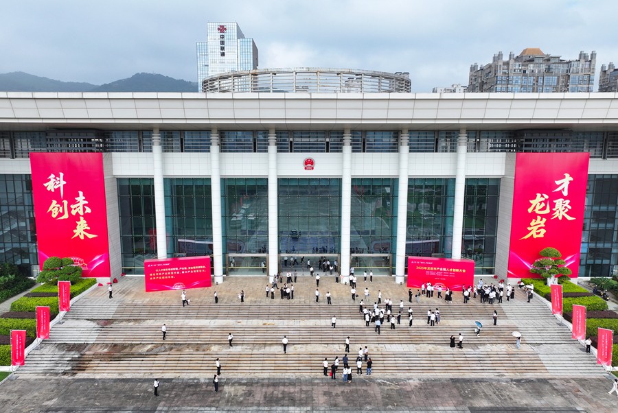 會(huì)場(chǎng)外，人才熱潮蒸騰而起。龍巖市融媒體中心供圖