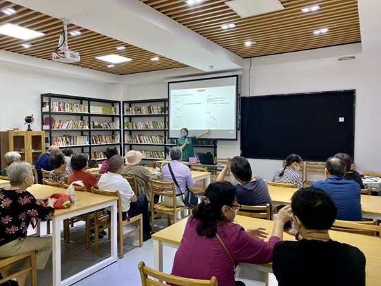 老人們?cè)陂L(zhǎng)者食堂·學(xué)堂里學(xué)習(xí)課程。鼓樓微文明供圖