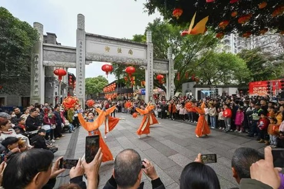 市民游客聚集在三坊七巷觀看公益演出。福州晚報(bào)供圖