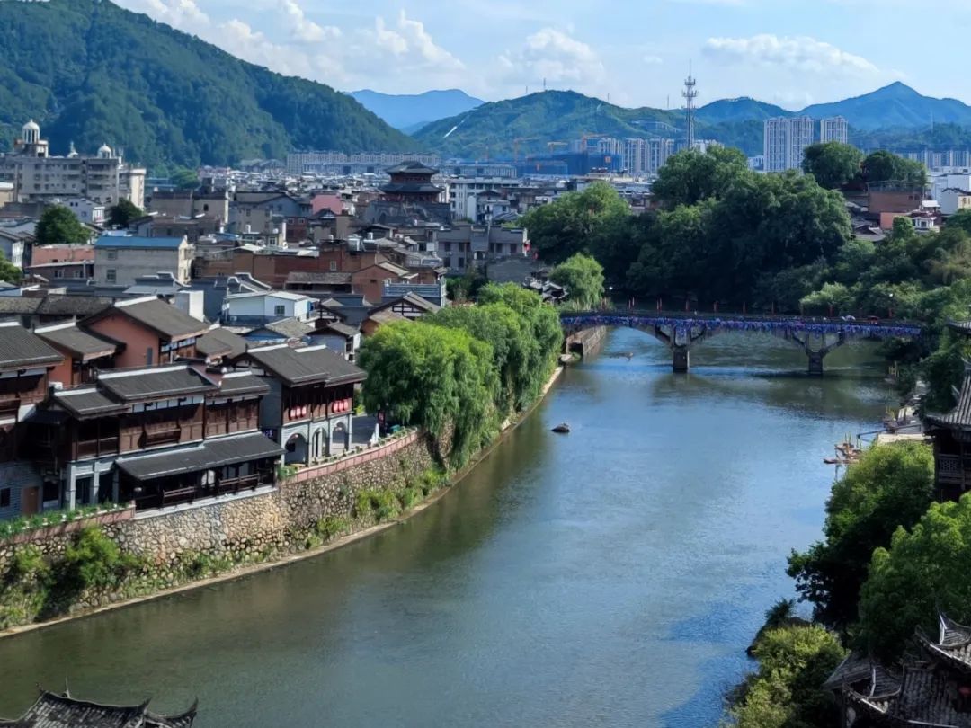 汀江兩岸秀美風(fēng)光。