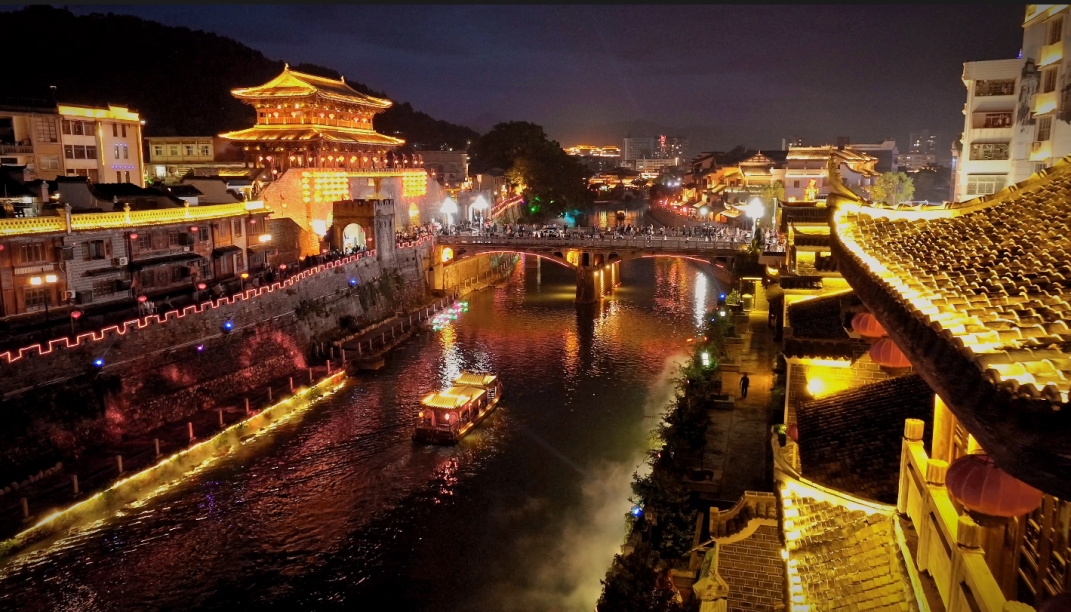 汀江兩岸夜景。