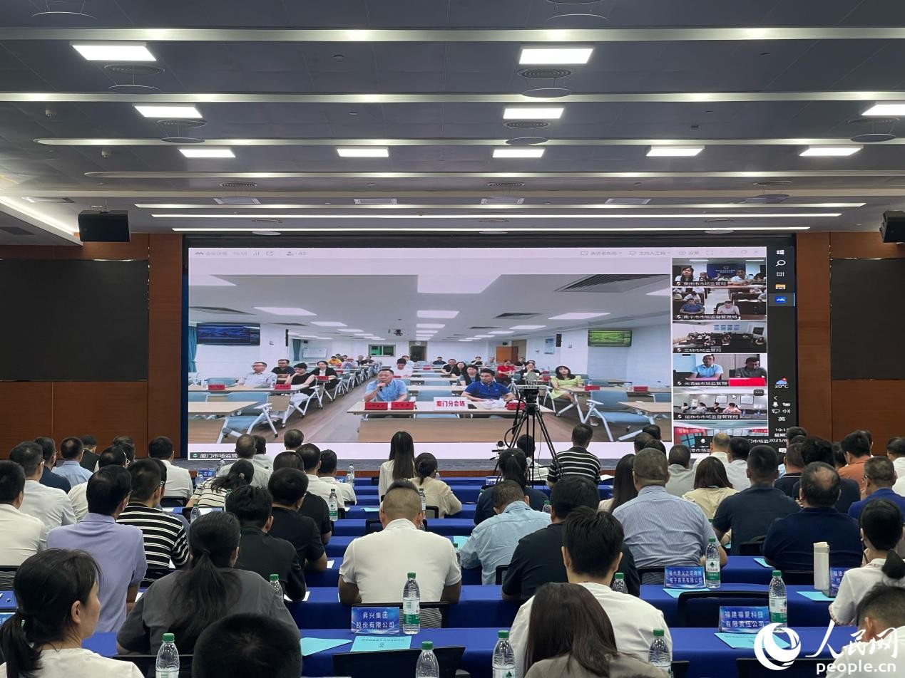 國際認(rèn)證機(jī)構(gòu)專家與企業(yè)現(xiàn)場互動，“一對一”解答企業(yè)提問。人民網(wǎng) 謝星宇攝