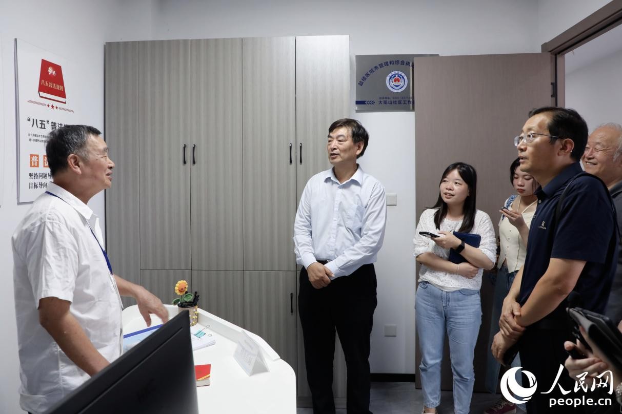 調(diào)研團(tuán)在福州市鼓樓區(qū)與大凰山社區(qū)老干部黨建工作室顧問(wèn)交流。人民網(wǎng) 李唯一攝