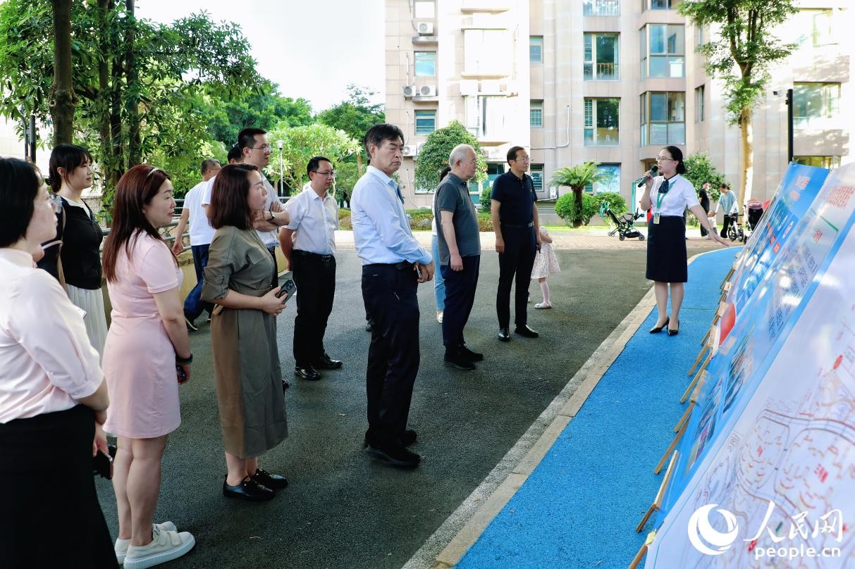 調(diào)研團(tuán)在福州市臺(tái)江區(qū)瀛洲街道世茂外灘花園小區(qū)了解黨建賦能基層治理創(chuàng)新做法。人民網(wǎng) 李唯一攝
