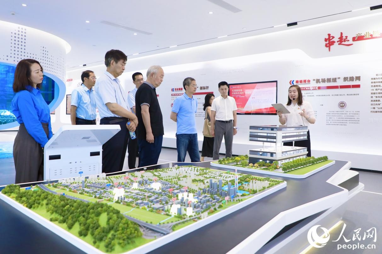 調(diào)研團(tuán)在福州左海集團(tuán)了解“一建五通，路鏈八方”與“紅鏈共園”產(chǎn)業(yè)鏈黨建鏈條矩陣。人民網(wǎng) 李唯一攝