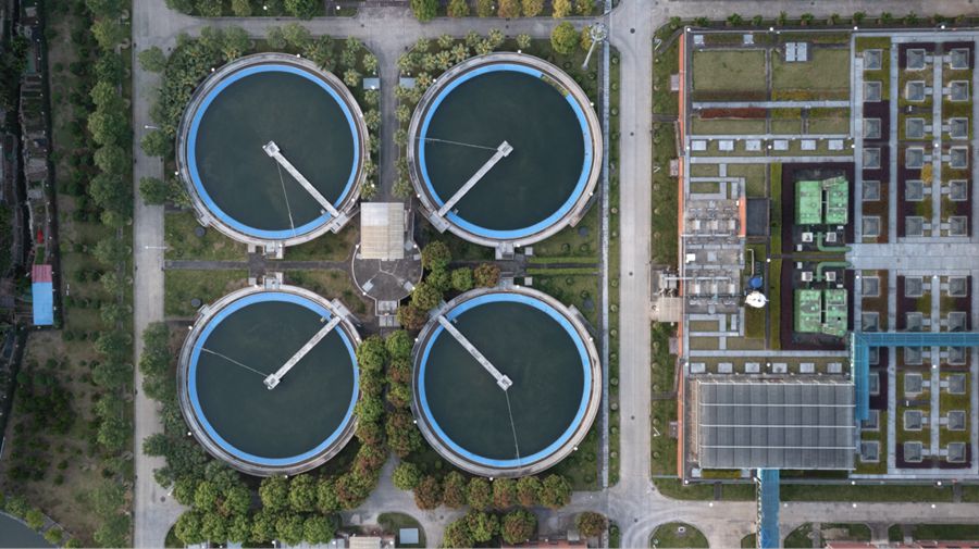 現(xiàn)代化城市的流暢運(yùn)轉(zhuǎn)離不開先進(jìn)的基礎(chǔ)設(shè)施。圖為俯瞰環(huán)境整潔優(yōu)美的洋里污水處理廠（福州水務(wù)集團(tuán)無(wú)人機(jī)拍攝畫面）。