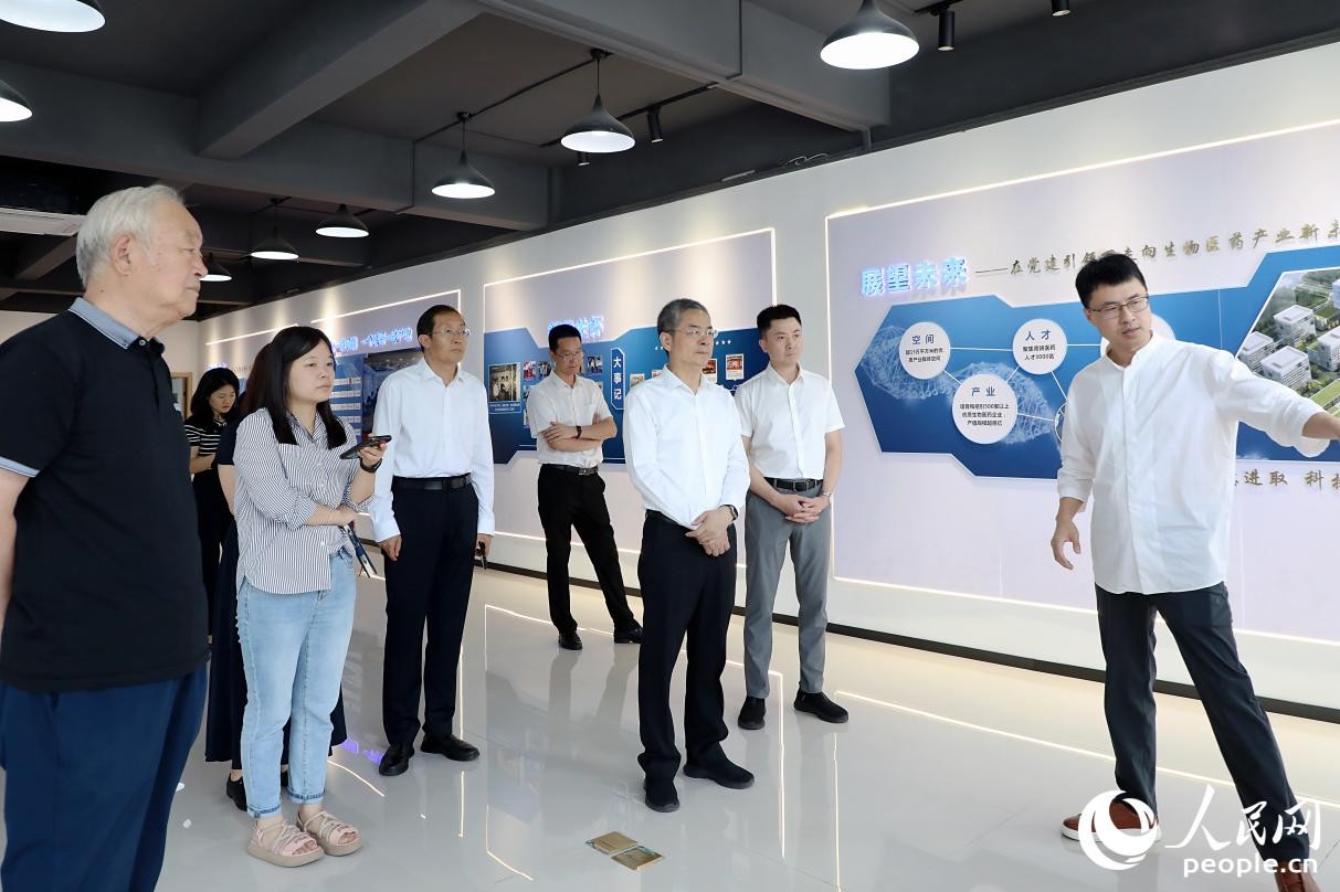 調(diào)研團(tuán)在福州市倉(cāng)山區(qū)瑞科醫(yī)藥健康產(chǎn)業(yè)園了解黨建引領(lǐng)園區(qū)產(chǎn)業(yè)鏈延鏈發(fā)展情況。人民網(wǎng) 李唯一攝