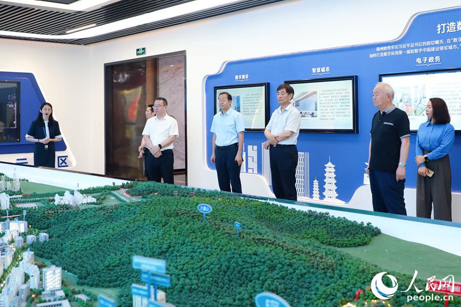 福建是數(shù)字中國(guó)建設(shè)的思想源頭和實(shí)踐起點(diǎn)，福州軟件園則是“數(shù)字福建”建設(shè)的示范窗口。圖為調(diào)研團(tuán)在園區(qū)現(xiàn)場(chǎng)了解黨建引領(lǐng)數(shù)字產(chǎn)業(yè)發(fā)展情況。人民網(wǎng) 李唯一攝