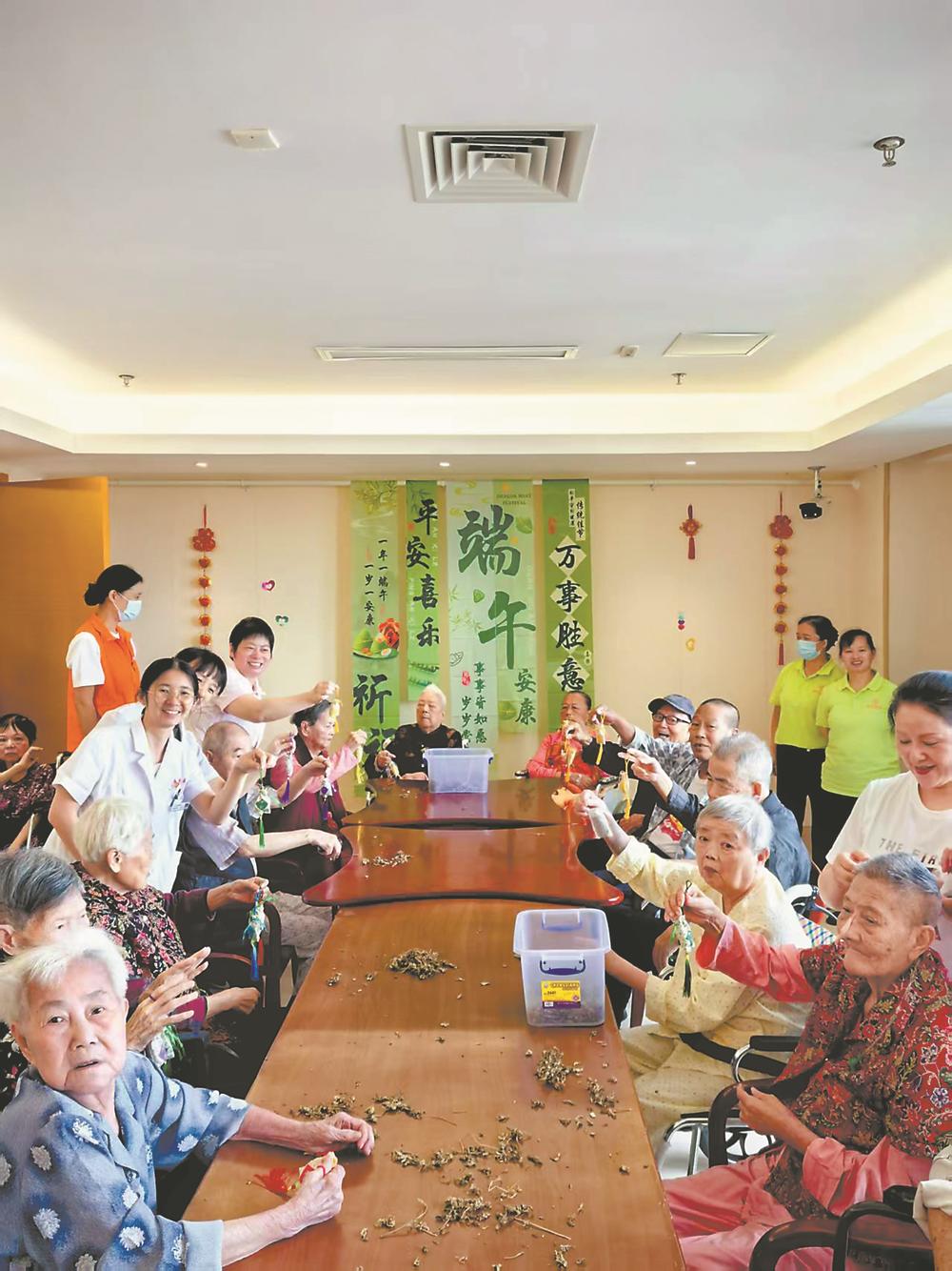 老人聚在一起做香囊。受訪者供圖