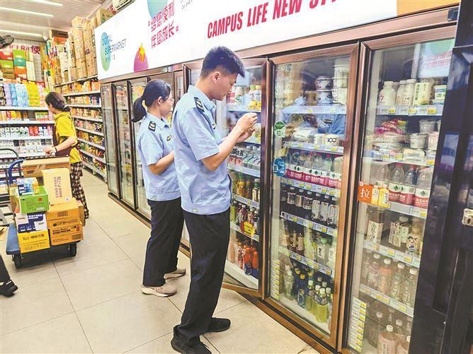 2025年高考前夕，市場(chǎng)監(jiān)管部門(mén)對(duì)考點(diǎn)、備用考點(diǎn)食堂及周邊食品經(jīng)營(yíng)者開(kāi)展食品安全檢查。