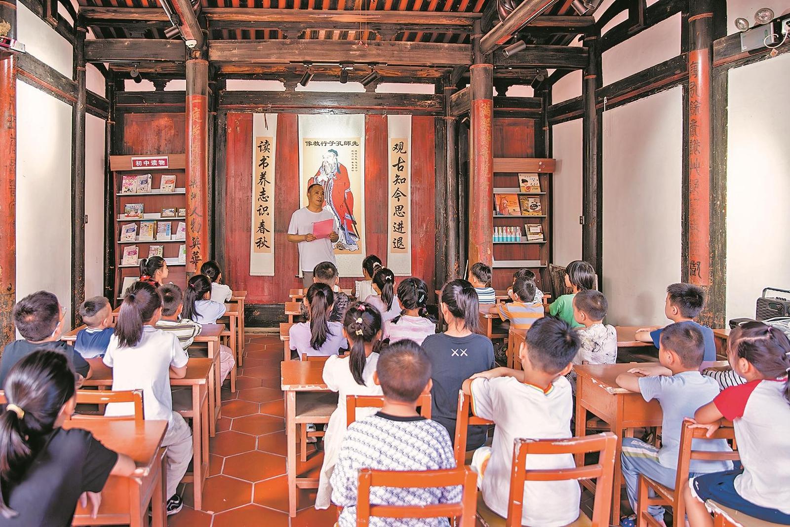 學(xué)生在碧溪書(shū)院內(nèi)齊誦《弟子規(guī)》選段。林劍華攝