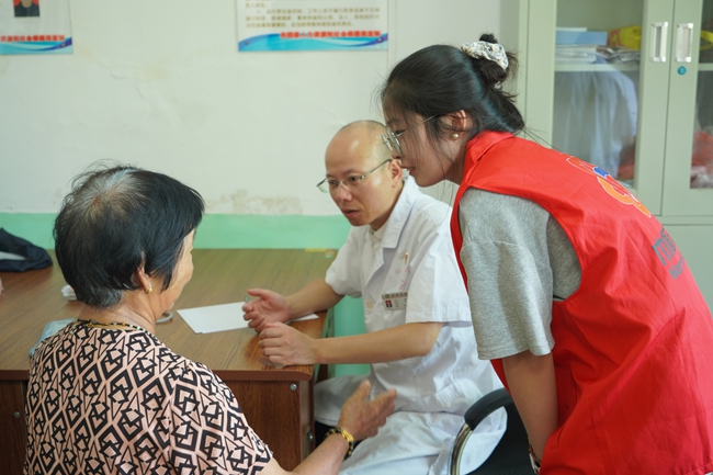 泮洋鄉(xiāng)黨員志愿者、杜鵑花志愿者在炭洋村化身老人“貼身翻譯”，幫助老人與外地醫(yī)生溝通。朱沁怡攝