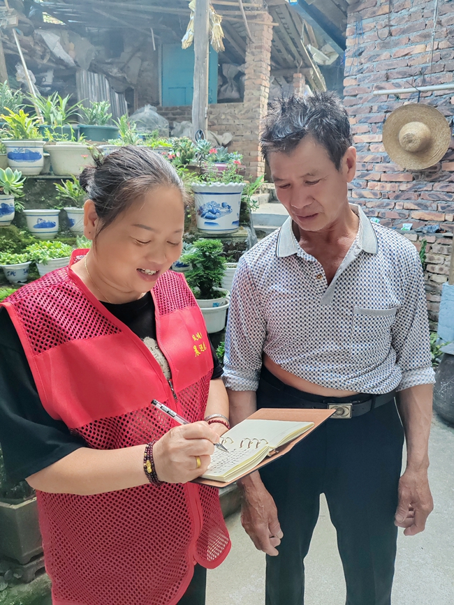 鳳埔鄉(xiāng)巒龍村黨支部書記周麗玲入戶記錄群眾需求。周東海攝
