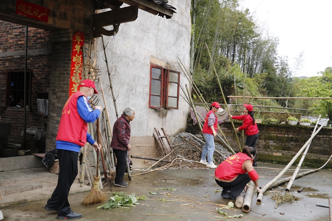 泮洋鄉(xiāng)黨員志愿者、杜鵑花志愿者前往后路村為獨(dú)居老人打掃庭院。陳璐攝