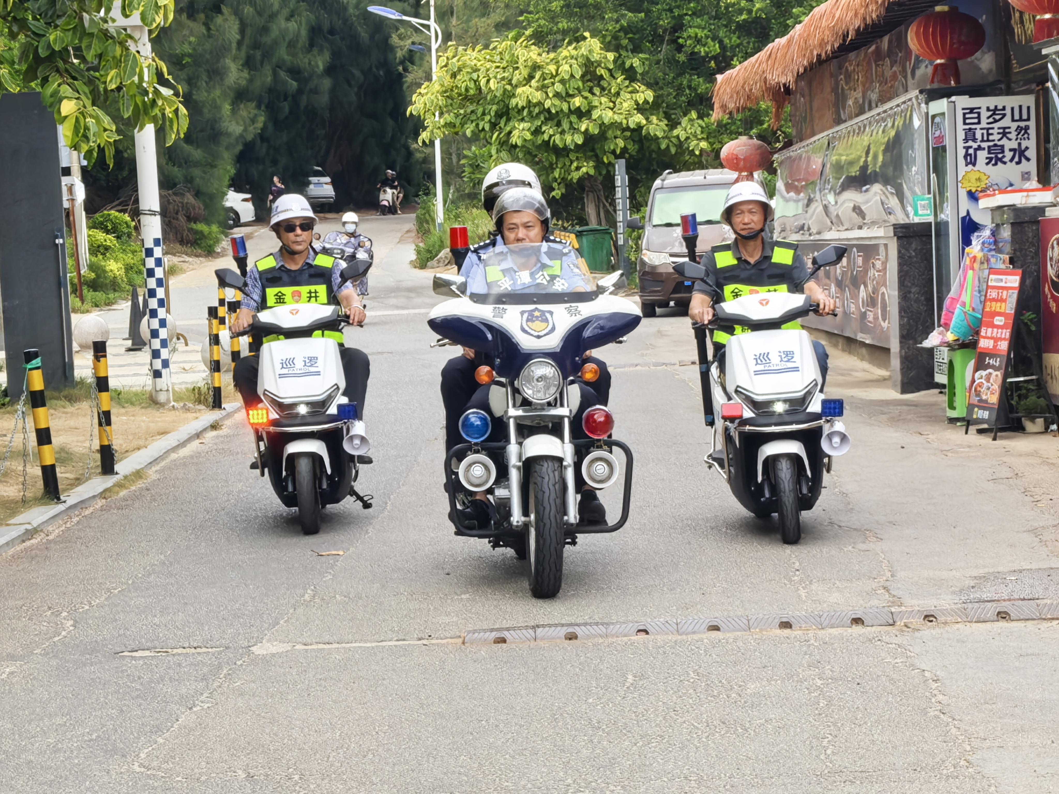 警村聯(lián)動，民警和村民開展車巡。