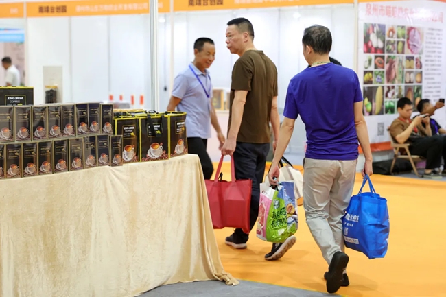 不少市民逛展“買買買”，大包小包滿載而歸